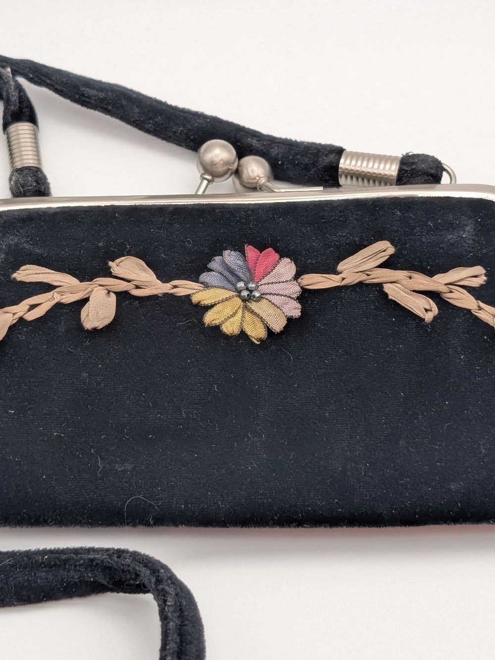 Vintage Black Velvet Ribbonwork Floral Evening Bag, Kiss Lock Clutch Shoulder - Picture 4 of 8